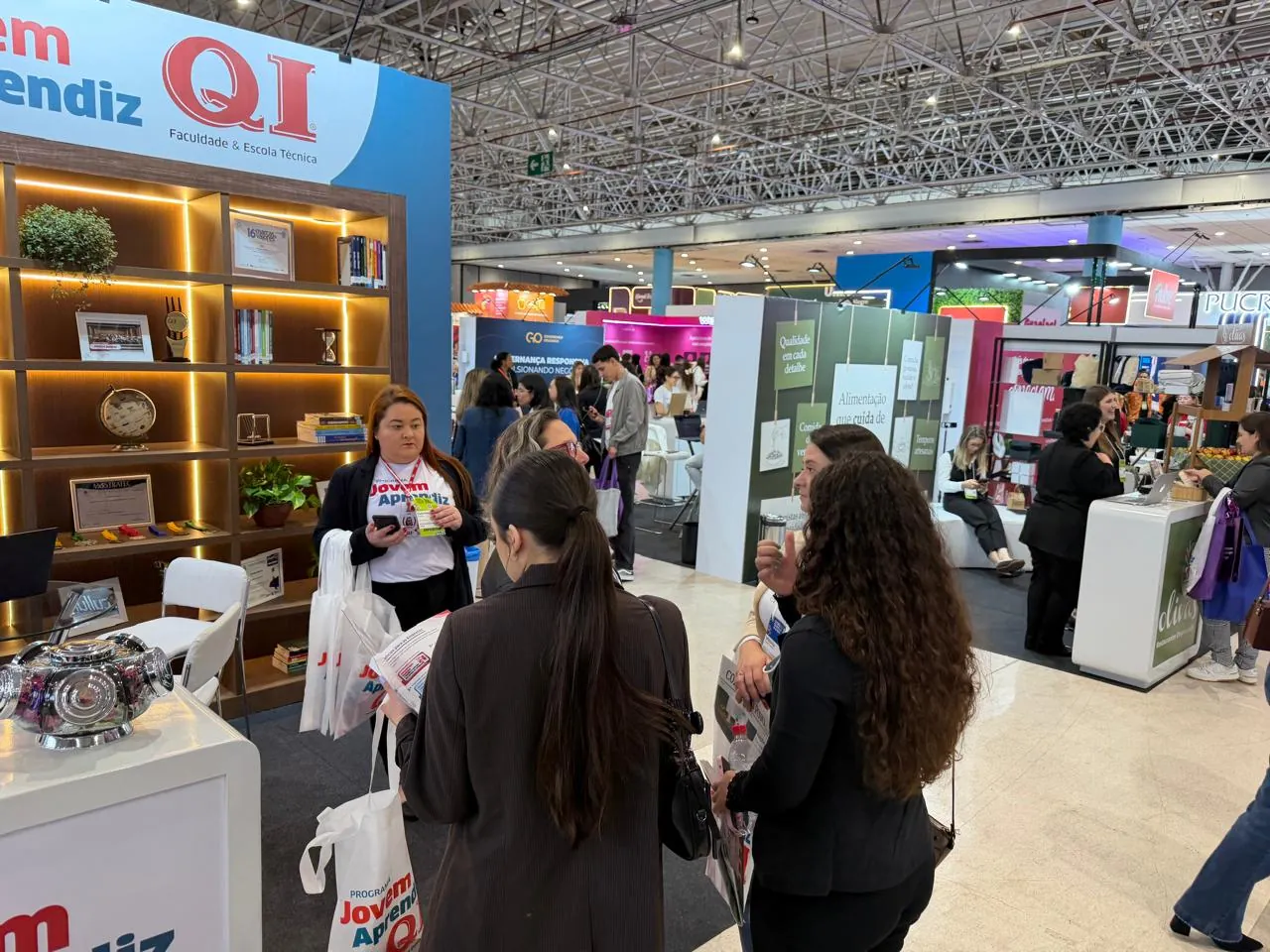 Atendimento a visitantes no estande da QI no CONGREGARH 2026