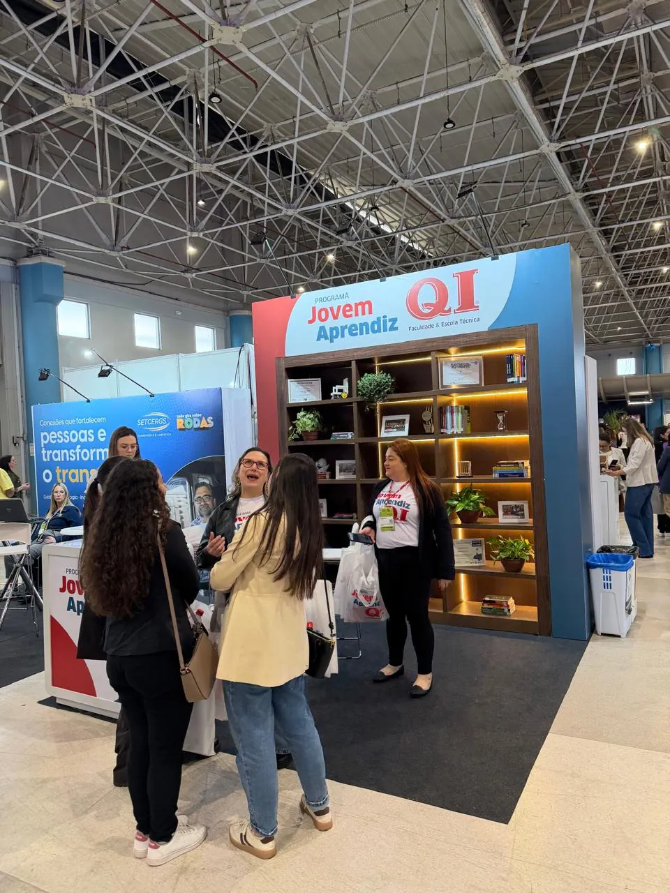 Grupo de pessoas no estande do Jovem Aprendiz QI