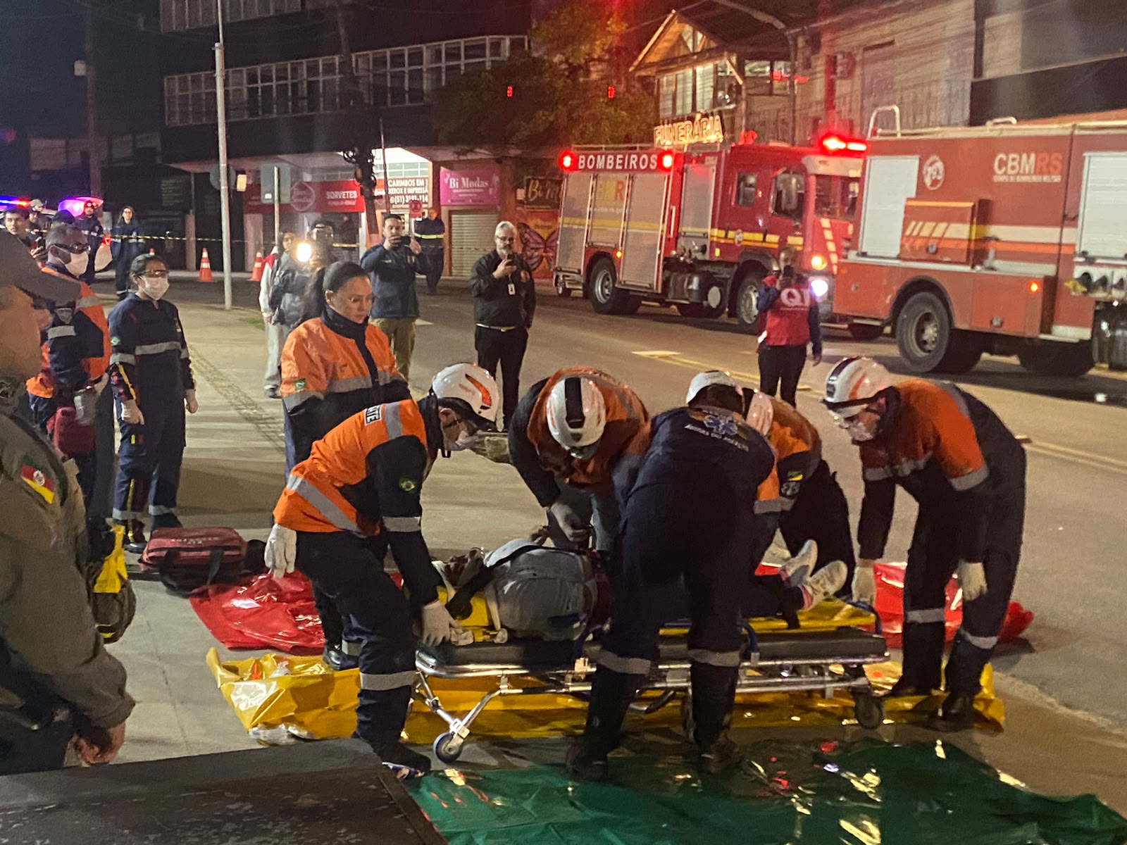 Alunos da QI durante o simulado de emergência, no atendimento noturno a uma vítima transportada em maca