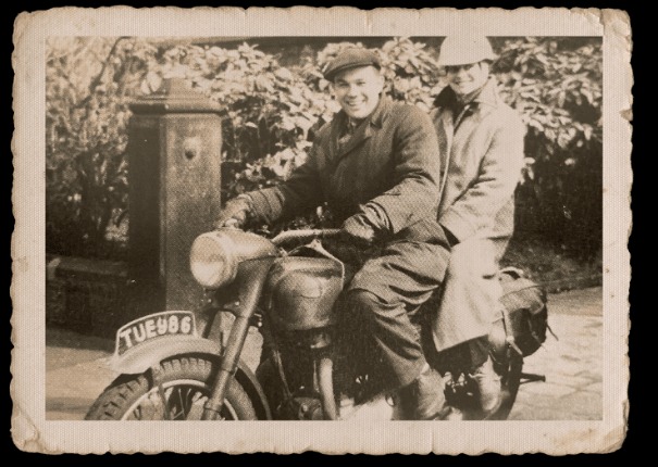 Fotografia histórica de Joseph Elbling em uma motocicleta