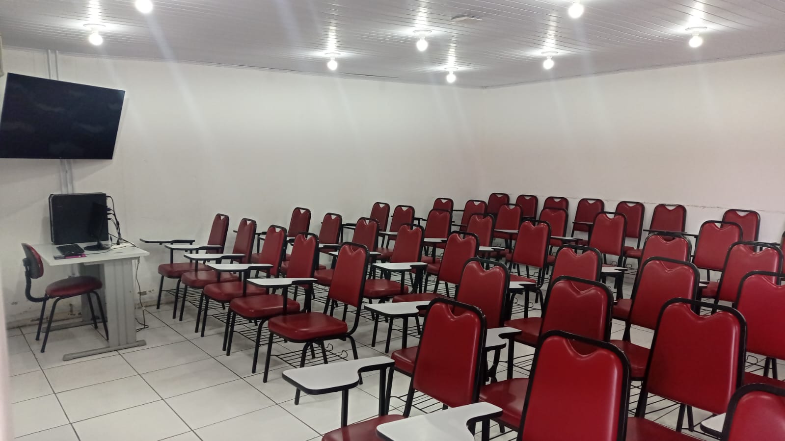 Auditório e sala de aula — unidade QI PORTO ALEGRE – ZONA SUL