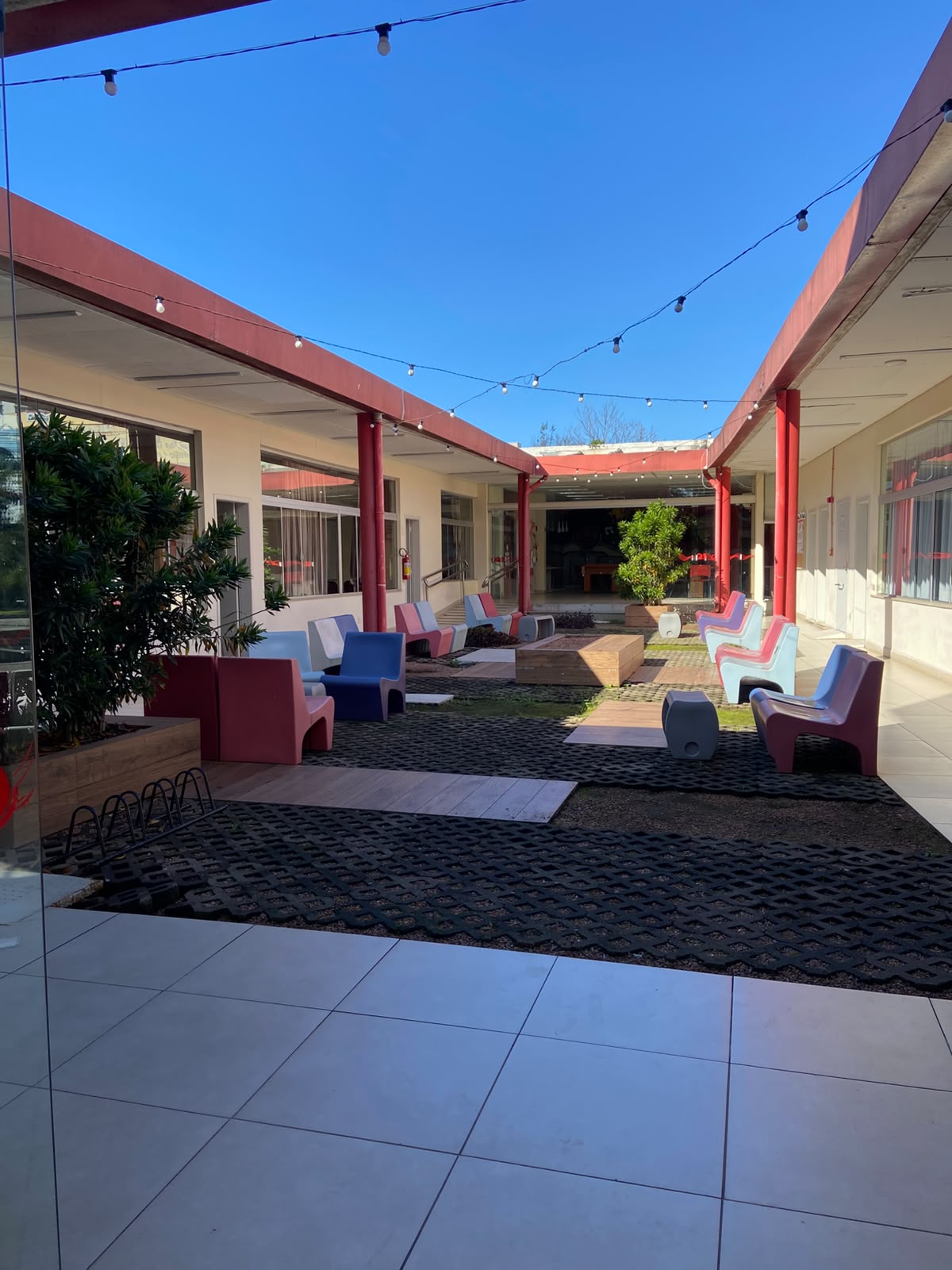 Pátio de convivência — unidade QI PORTO ALEGRE – ZONA NORTE