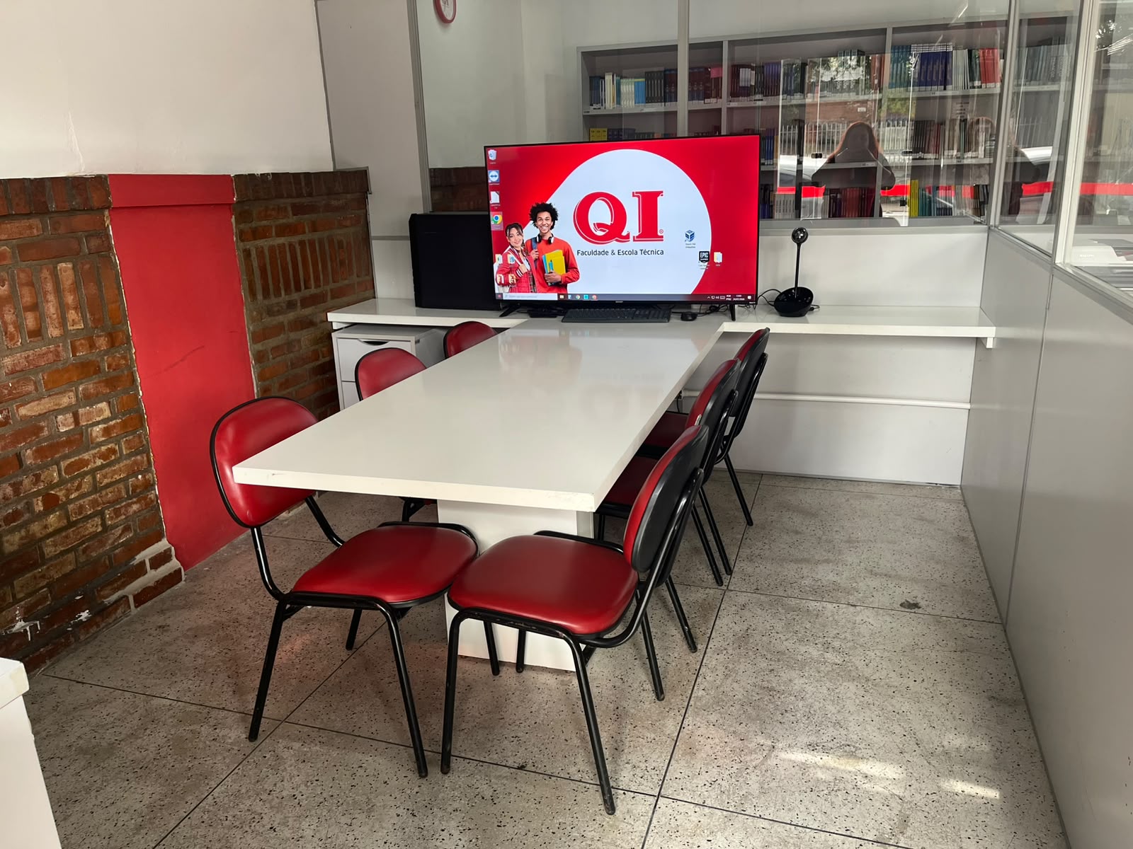 Biblioteca e sala de estudos — unidade QI Novo Hamburgo