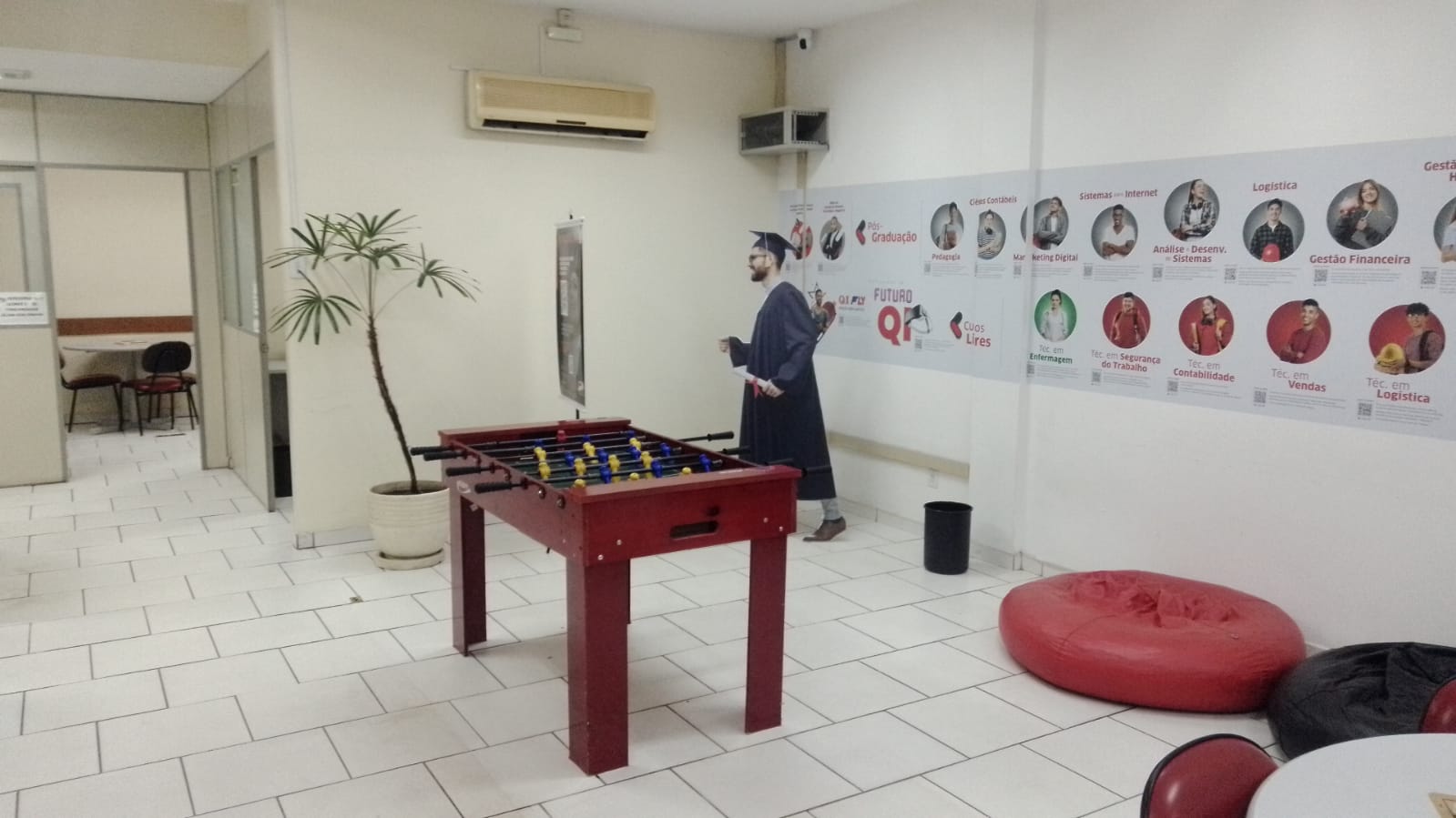 Sala de convivência com jogos — unidade QI Alvorada