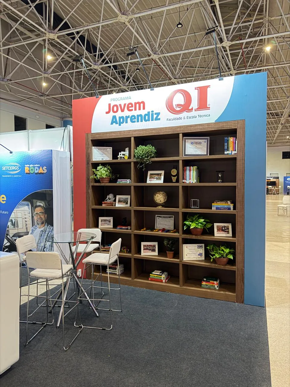 Balcão e bancos do estande da QI no CONGREGARH 2026
