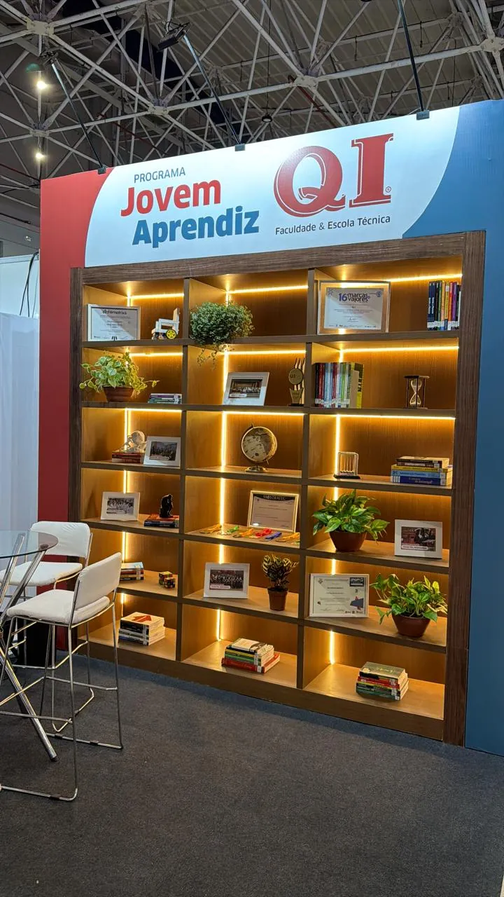 Prateleiras iluminadas do estande da QI no CONGREGARH 2026