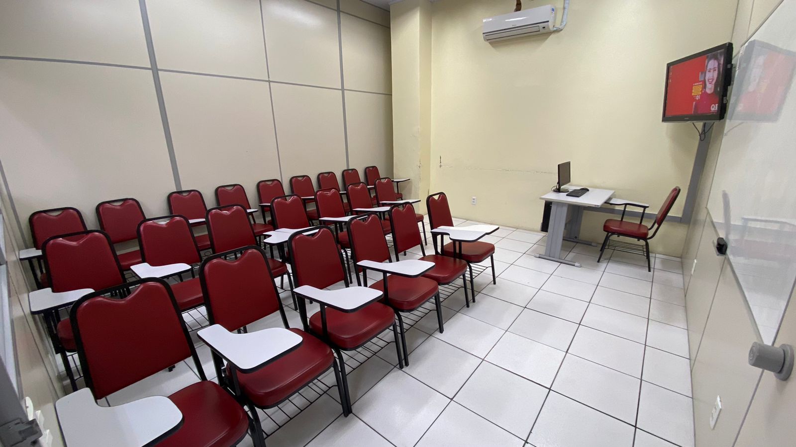 Sala de aula climatizada — unidade QI Rio Grande