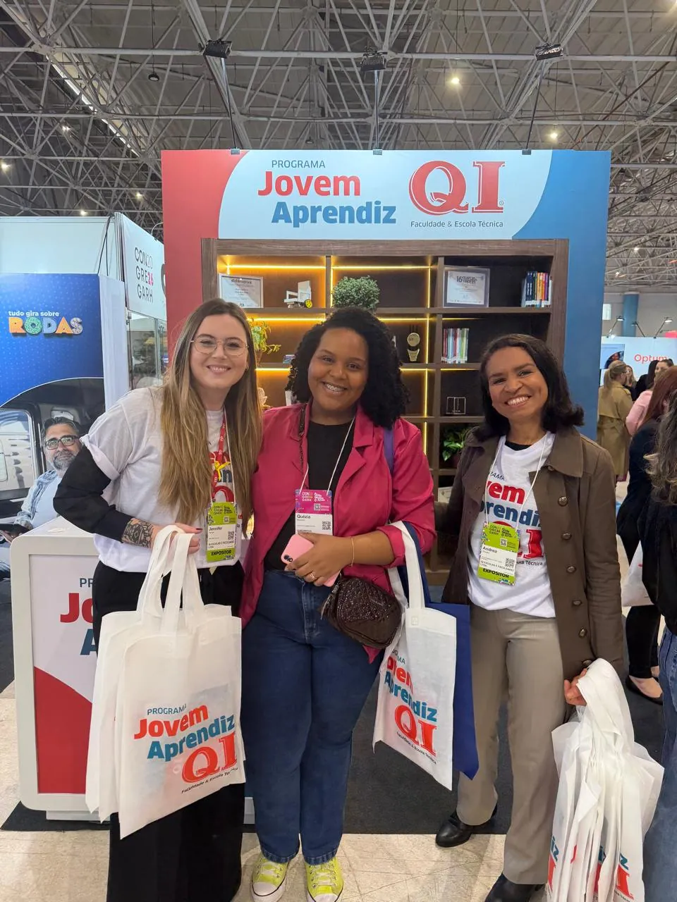 Expositoras e congressista com sacolas do Jovem Aprendiz QI