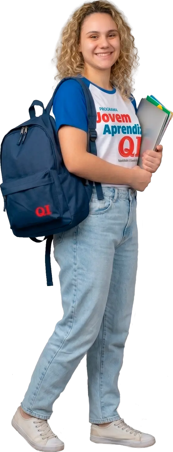 Jovem aprendiz QI com camiseta do programa e mochila