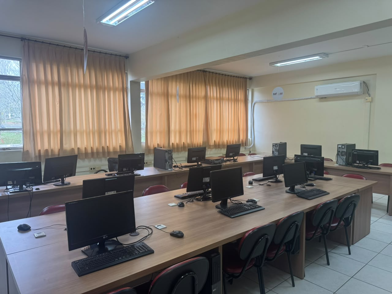 Laboratório de informática — unidade QI Gravataí