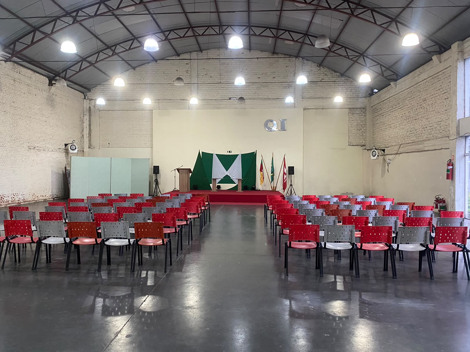 Auditório — espaço de formaturas — unidade QI Canoas