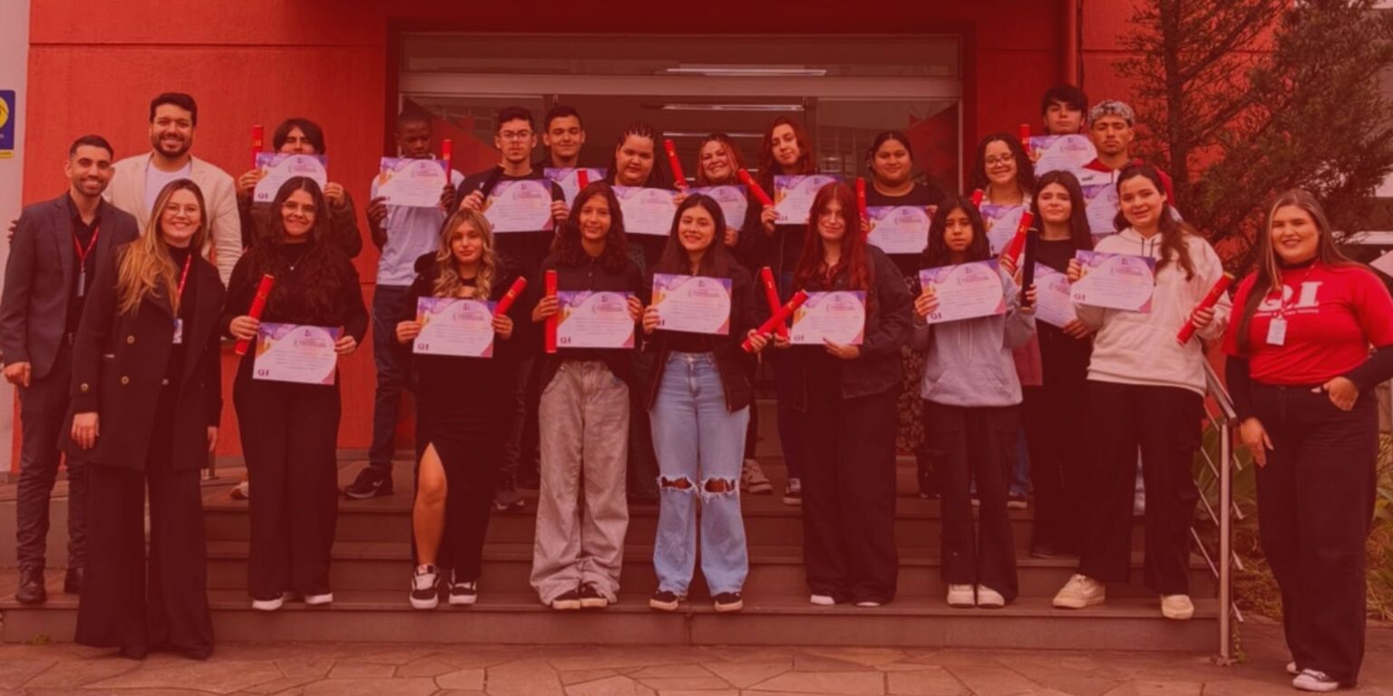 Estudantes do Projeto Crescer exibem seus certificados na formatura