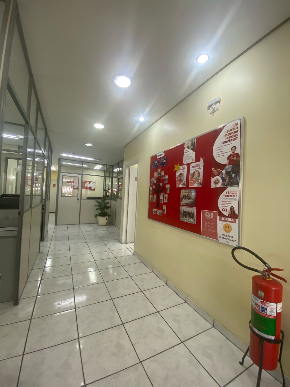 Corredor de salas e banheiros — unidade QI Viamão