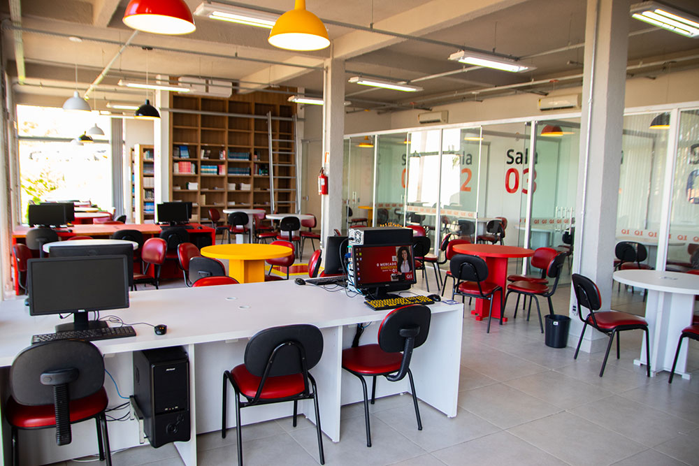 Biblioteca Paulo Fink — Computadores e salas de estudo em grupo