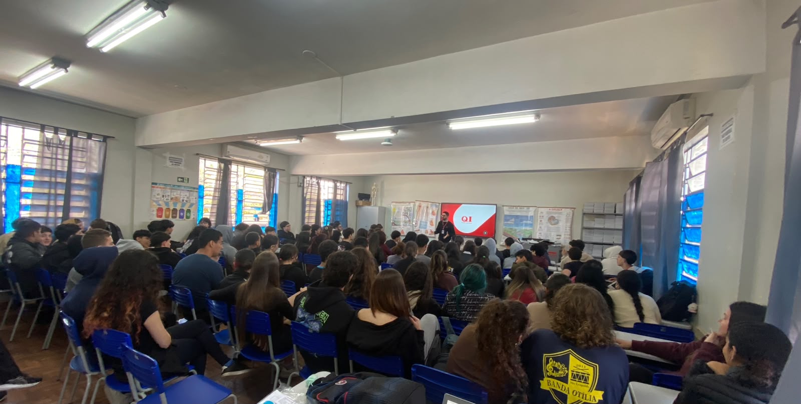 Estudantes participam de uma atividade do Projeto Crescer em sala de aula