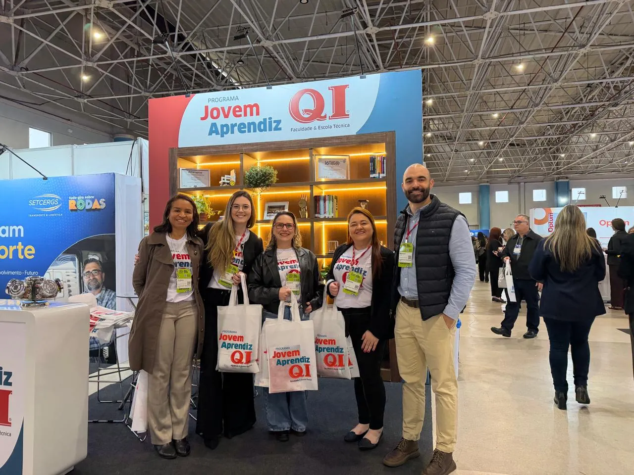 Visitantes no balcão do estande da QI no CONGREGARH 2026