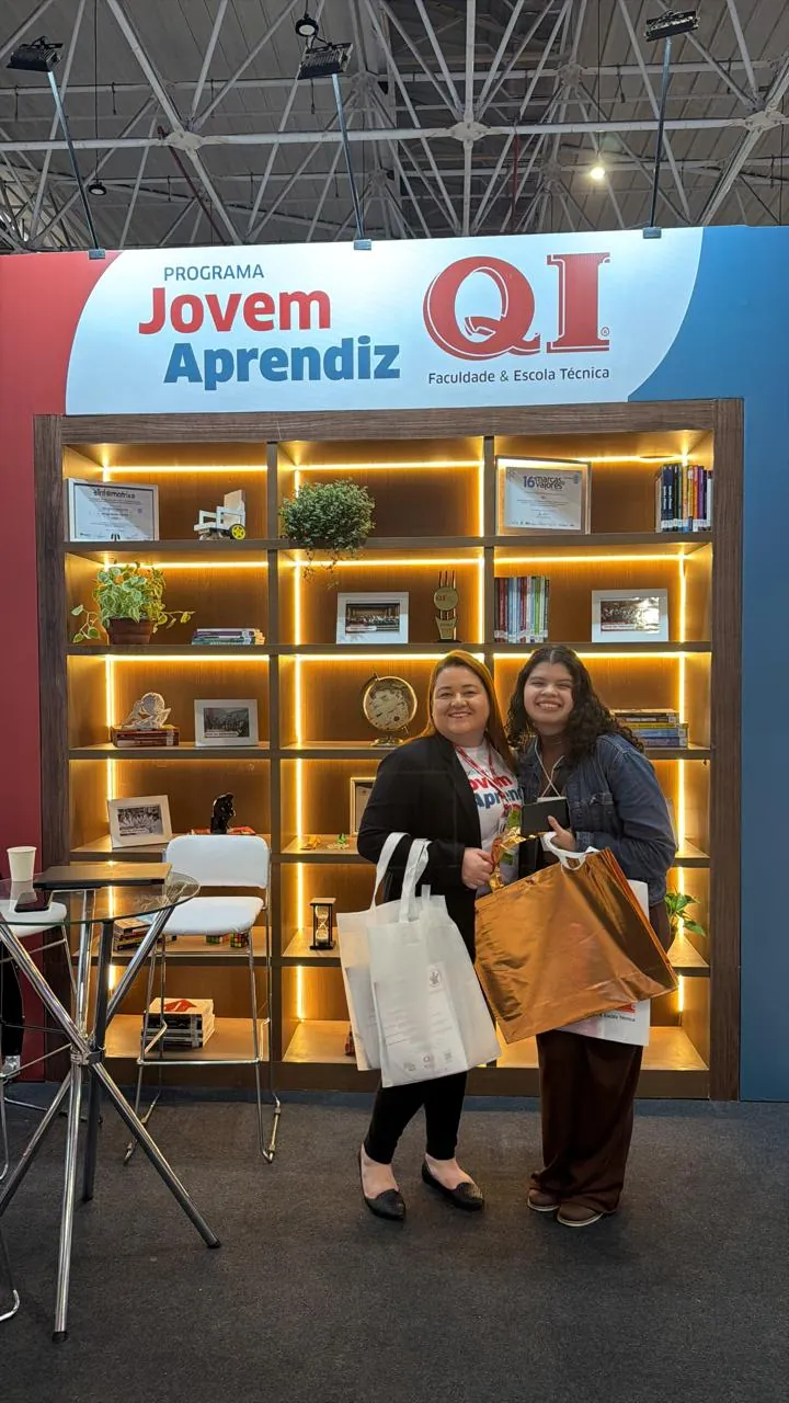 Expositoras com sacolas no estande da QI